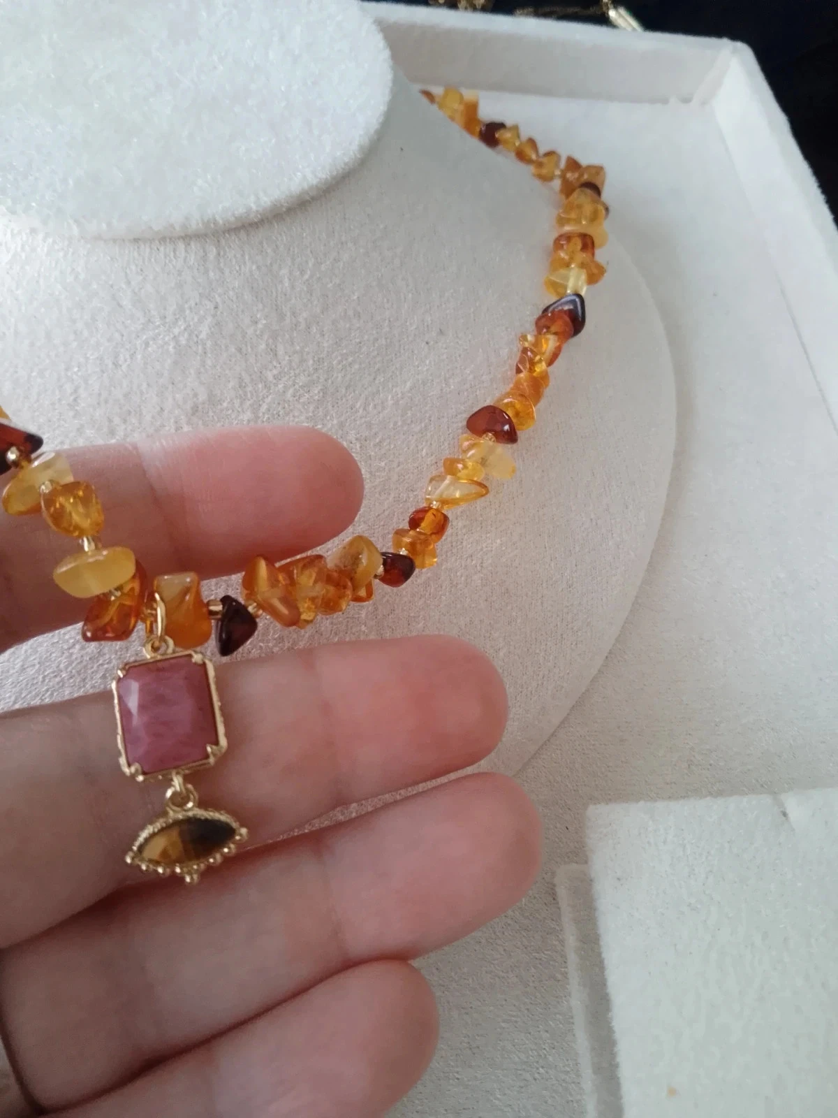 collier en ambre, rhodonite et oeil de tigre – photo 3